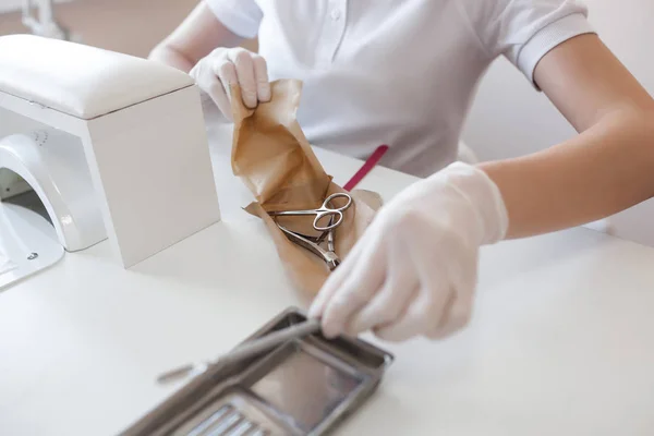 Proceso Esterilización Herramientas Manicura Desinfección Del Instrumento Maestro Manicura Saloon — Foto de Stock