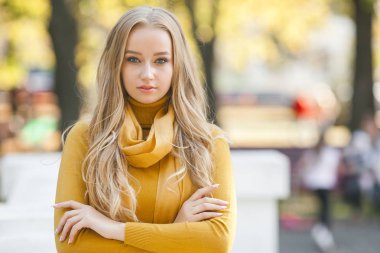 Çok çekici genç kadın portresi açık. Şehir arka plan güzel sarışın bayan. Şık kadın closeup portre.