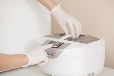 Sterilizasyon süreci. Manikür aletleri. Enstrümanın dezenfeksiyonu Salonda manikür ustası..