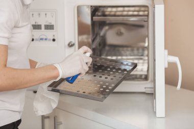 Sterilizasyon süreci. Manikür aletleri. Enstrümanın dezenfeksiyonu Salonda manikür ustası..