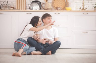 Genç çift mutfak eğleniyor. Birlikte yemek aile. Çekici bir adam ve mutfak arka plan üzerinde güzel kadın.