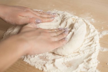 Hamur yapma kadın. Kadın yemek. Pasta yapma Şef. Un ve hamur closeup kadının elleriyle.