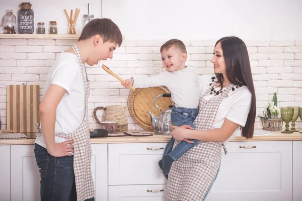 Adorável Togrther Cozinha Familiar Família Jovem Cozinha Tomando Café Manhã — Fotografia de Stock