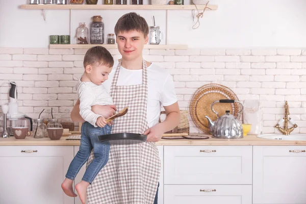 Jovem Pai Cozinhar Com Seu Bebé Cozinha Pai Filho Preparam — Fotografia de Stock