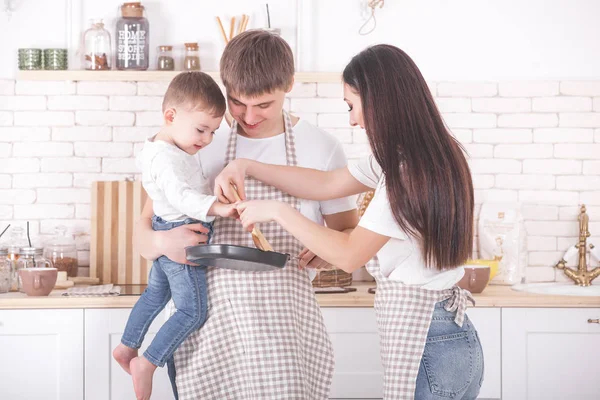 Adorável Togrther Cozinha Familiar Família Jovem Cozinha Tomando Café Manhã — Fotografia de Stock