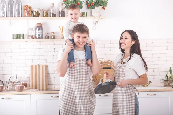 Adorável Togrther Cozinha Familiar Família Jovem Cozinha Tomando Café Manhã — Fotografia de Stock