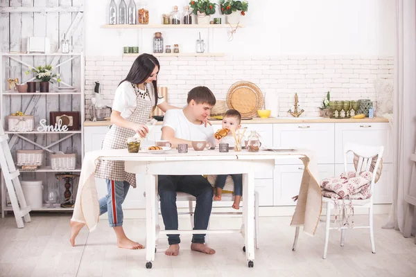 Adorável Togrther Cozinha Familiar Família Jovem Cozinha Tomando Café Manhã — Fotografia de Stock
