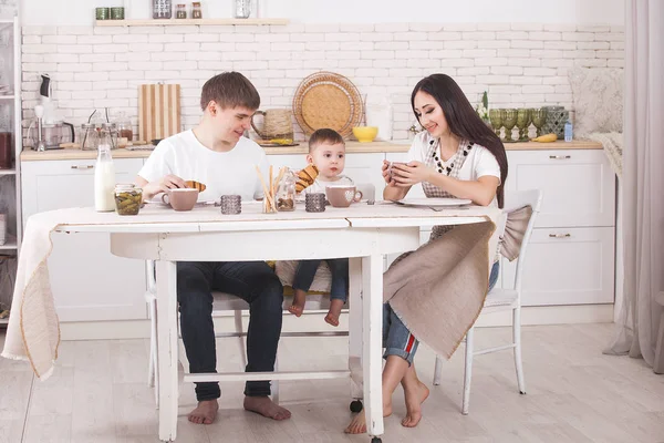 Adorável Togrther Cozinha Familiar Família Jovem Cozinha Tomando Café Manhã — Fotografia de Stock