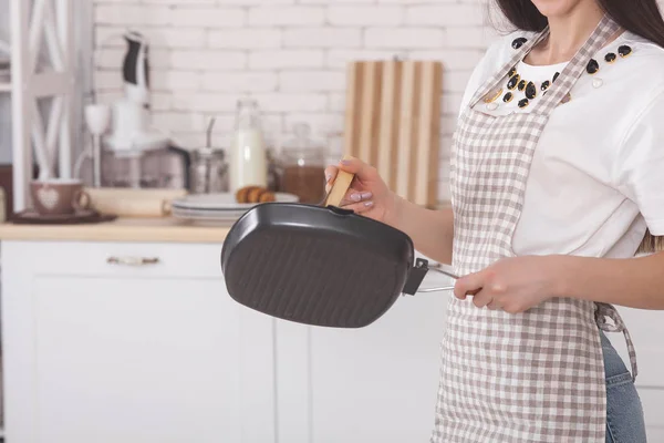 Jonge Huisvrouw Keuken Achtergrond Vrouw Huis Kitchen Vrouwelijke Koken Met — Stockfoto