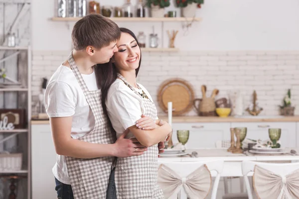 Casal Jovem Divertindo Cozinha Família Cozinhar Juntos Homem Atraente Mulher — Fotografia de Stock
