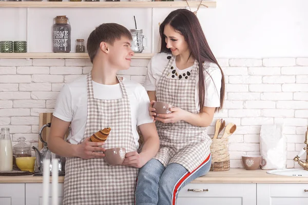 Giovane Coppia Diverte Cucina Cucina Famiglia Insieme Uomo Attraente Bella — Foto Stock