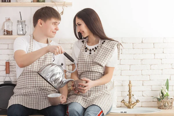 Casal Jovem Divertindo Cozinha Família Cozinhar Juntos Homem Atraente Mulher — Fotografia de Stock