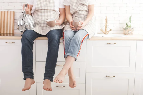 Giovane Coppia Diverte Cucina Cucina Famiglia Insieme Uomo Attraente Bella — Foto Stock