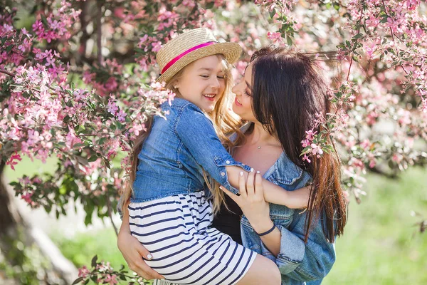 Young Attractive Mother Her Little Daughter Having Fun Together Spring — Stock Photo, Image