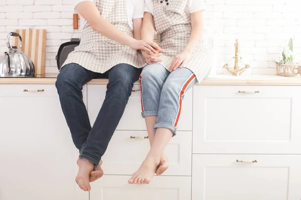 Casal Jovem Divertindo Cozinha Família Cozinhar Juntos Homem Atraente Mulher — Fotografia de Stock