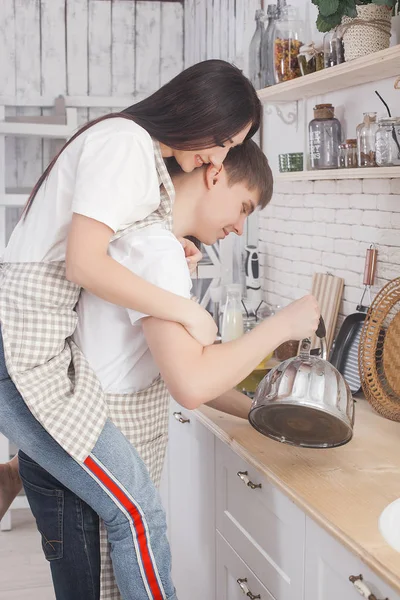 Casal Jovem Divertindo Cozinha Família Cozinhar Juntos Homem Atraente Mulher — Fotografia de Stock