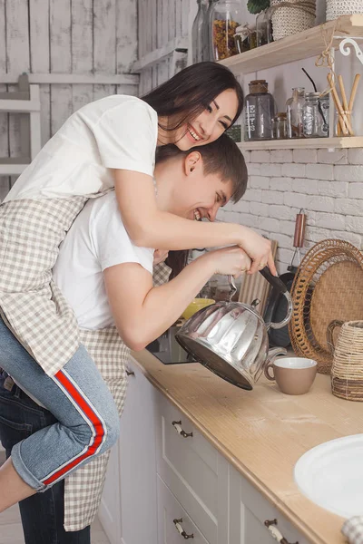 Giovane Coppia Diverte Cucina Cucina Famiglia Insieme Uomo Attraente Bella — Foto Stock