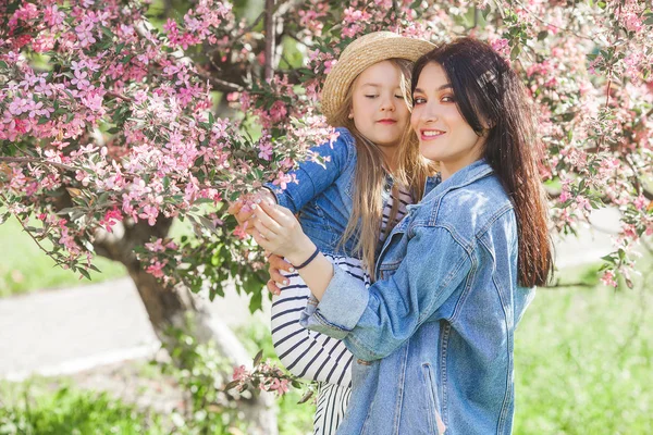 Jeune Belle Mère Petite Fille Amusent Ensemble Sur Fond Printemps — Photo