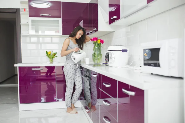 Jovem Mulher Bonita Início Manhã Tomando Café Cozinha Manhã Fresca — Fotografia de Stock