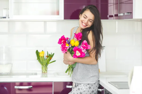 Jovem Mulher Atraente Segurando Flores Senhora Cozinha Com Tulipas Dona — Fotografia de Stock