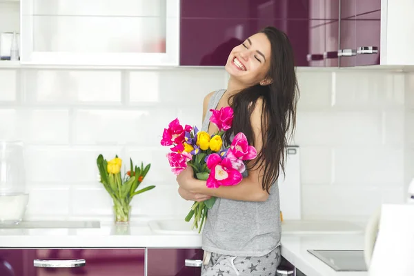 Jovem Mulher Atraente Segurando Flores Senhora Cozinha Com Tulipas Dona — Fotografia de Stock
