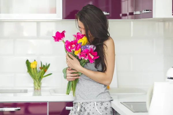 Jovem Mulher Atraente Segurando Flores Senhora Cozinha Com Tulipas Dona — Fotografia de Stock