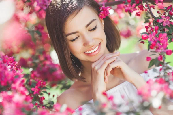 Schönheitsporträt Junge Attraktive Frau Mit Blumen Nahaufnahme Bild Der Schönen — Stockfoto