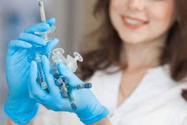 Syrenge'li bir doktor. Hemşire bir ingection yapacak. Ellerde şırınga closeup.