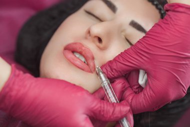 Kozmetolojist müvekkiline bir ingection yapıyor. Kadın güzellik prosedürü, dudak büyütme prosedürü. Antiaging tedavisi.