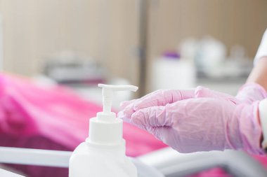 El eldiven manikür ve kozmetoloji araçları için dezenfeksiyon yapma. Klinik veya salonda sterilizasyon işlemi.