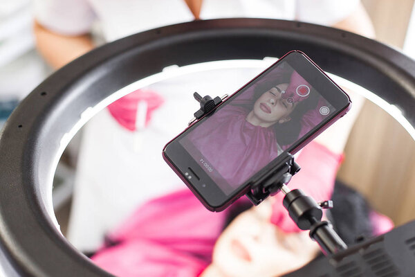 Косметолог делает инъекцию своему клиенту. Женская процедура красоты, процедура увеличения губ. Антивозрастное лечение
.