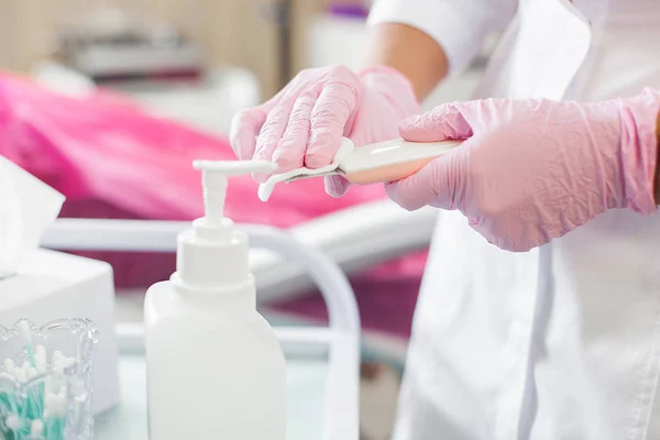 Ruce Rukavicích Které Umožňují Dezinfekci Pro Manikúru Kosmetologii Sterilizační Proces — Stock fotografie