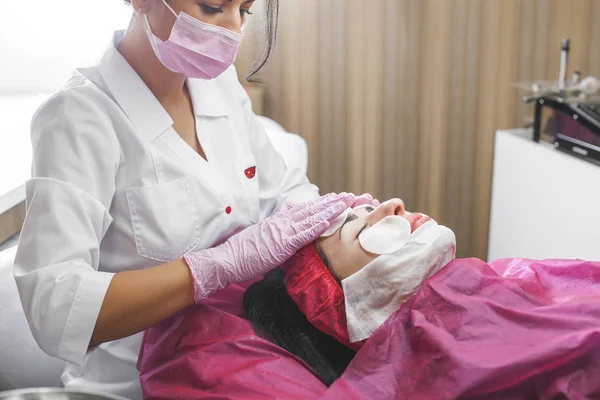 Cosmetólogo Haciendo Procedimiento Lifting Facial Dermatólogo Aplicando Mascarilla Facial Tratamiento — Foto de Stock