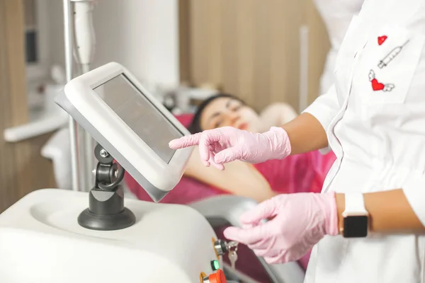 Cosmetologue Avec Épilateur Laser Thérapie Par Épilation Laser Salon Dermatologie — Photo