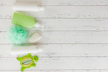 Hala tuvalet malzemeleri nin düzcesi. Banyo malzemeleri. Duş şişeleri. Tüpler, sabun ve bez üst görünüm.