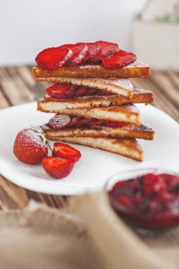 Sabah kahvaltısı. Çilek ve reçel ile tost. Ekmek ve sırdaş. Kremalı taze sıcak tostlar. Lezzetli ev yapımı tatlı.