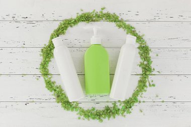 Hala tuvalet malzemeleri nin düzcesi. Banyo malzemeleri. Duş şişeleri. Tüpler, sabun ve bez üst görünüm.