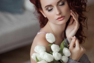 Çok çekici genç kadın portre kadar yakın. Güzel kadın kapalı. Kıvırcık saçlı bayan. Kızıl saçlı kız. Dalgalı saçlı kızıl saçlı.