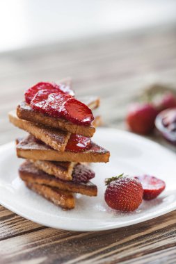 Sabah kahvaltısı. Çilek ve reçel ile tost. Ekmek ve sırdaş. Kremalı taze sıcak tostlar. Lezzetli ev yapımı tatlı.