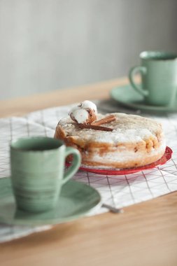 Arka plan bardak ve elmalı kek ile. çay partisi. charlotte pasta. Kopya alanı ile çiçekli tablo.