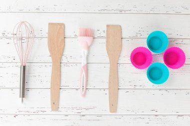 Fırın aksesuarları. Mutfak. Mutfak şeyler düz yatıyordu atış. Hizmetçi aletleri. Pişirme yools üst görünümü.