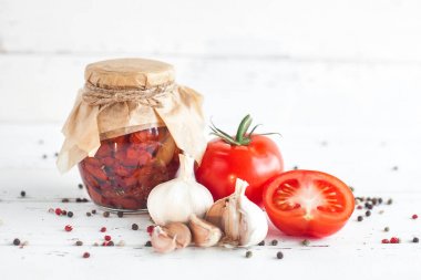 Kavanozdaki domatesler. Ev yapımı kurutulmuş domates. Geçici kapanma. Yaz ve sonbahar konserve yiyecekler. Baharat ve sebzelerle koru..