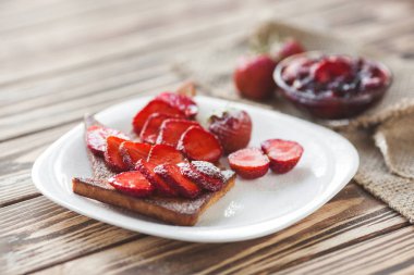 Sabah kahvaltısı. Çilek ve reçel ile tost. Ekmek ve sırdaş. Kremalı taze sıcak tostlar. Lezzetli ev yapımı tatlı.
