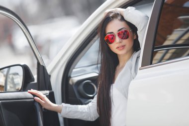 Arabada poz veren kadın. Kadın sürücü arabası. Arabadaki çekici genç bayan. Kadın dışarıda..