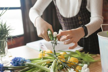 Çiçekçilik ustası bir kadın. Çiçekli kompozisyon hazırlayan genç bayan.. 