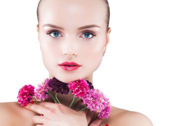 Güzellik portresi. Izole arka plan genç güzel sarışın kadın. Beyaz arka planda çekici bir kadın. Bayan makyaj gösterir