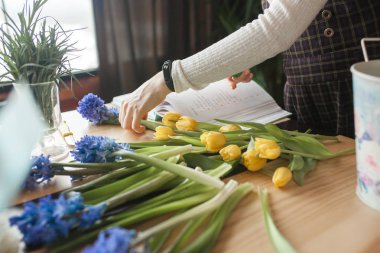 Çiçekçilik ustası bir kadın. Çiçekli kompozisyon hazırlayan genç bayan.. 