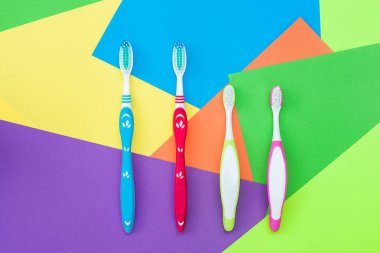 Renkli parlak zemin üzerine diş fırçaları. Aile hijyen kavramı. 