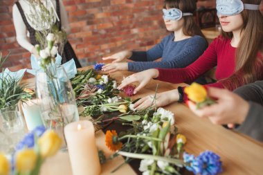 Çiçekçilikte yüksek lisans yapan kadınlar. Çiçek kompozisyonu yapan genç bayanlar. Çatı katında çiçekli bir grup kadın. Dekorasyon süreci.