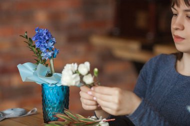 Çiçekçilikte yüksek lisans yapan kadınlar. Çiçek kompozisyonu yapan genç bayanlar. Çatı katında çiçekli bir grup kadın. Dekorasyon süreci.